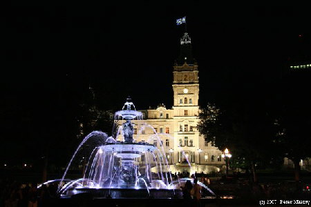 Brunnen und Parlament bei Nacht
